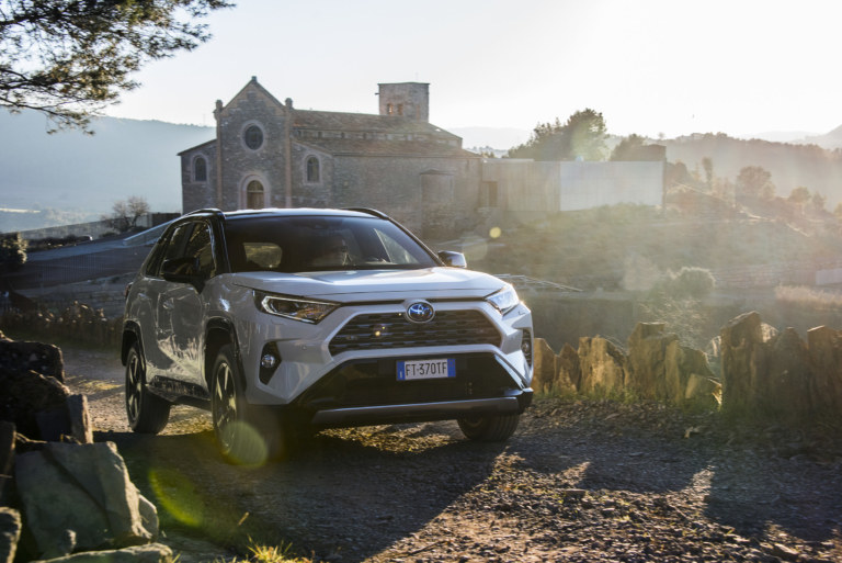 DER NEUE TOYOTA RAV4 HYBRID ERSTES SUV – ECHTER HYBRID